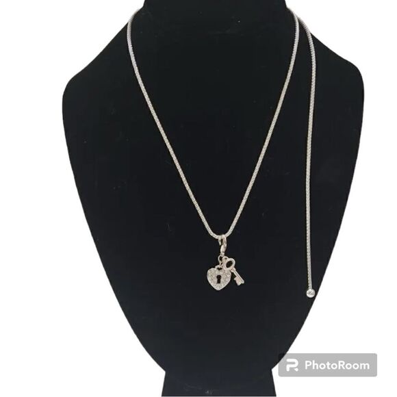 Guess Heart and key charm necklace NWT - Picture 1 of 5